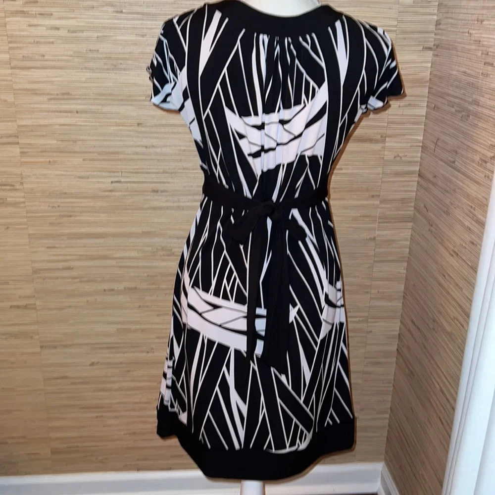 Intrigue large black & white v-neck dress, short sleeves, belted. EUC!